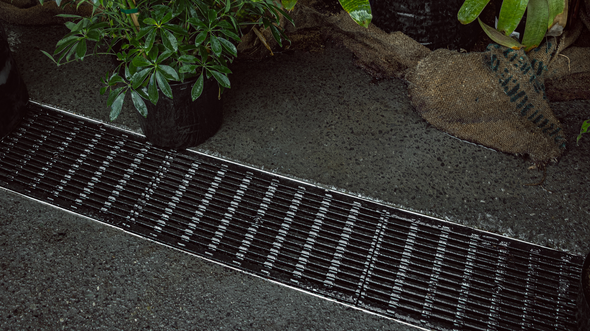 100% recycled plastic channel drain sustainable green building solar powered drain trench strip